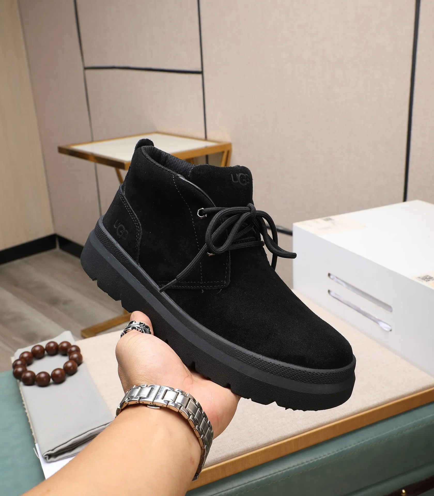 Men's shoes 💰620 Please note the quality of the original order and compare the thickness of the wool 🏮🏮 Popular UGG from Australia's warm luxury brand men's shoes, the official website is synchronized, Beckham men's style..., made of imported top-layer waxed cowhide, waxed toe cap, Australian genuine wool velvet lining Carefully sewn...Imported rubber Martin boots outsole (comfortable, soft and wear-resistant). I really like the quality..Exquisite workmanship. You can't put it down at first sight. Size 39-44